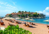 Strand auf der einstigen Fischerinsel Sveti Stefan. 