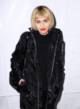Miley Cyrus zeigt sich mit Wintour-Look