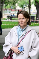 Passantin empört: "Natürlich muss man über die Geiseln sprechen, welche die Hamas entführt hat"
