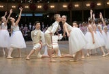 Lugner hat Priscilla fest im Griff
