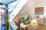 Von der loftartigen Wohnung blickt man über die Dächer Wiens.