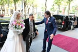 Richard und Simone werden ins Hotel geführt