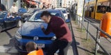 Autofahrer schlägt Klima-Kleber Brille aus dem Gesicht
