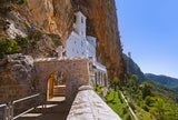 Fels-Bauwerk. Das Kloster von Ostrog ist ein Besuchermagnet. 