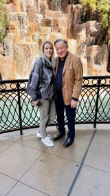 Richard Lugner und Simone Reiländer vor dem Wasserfall im Wynn&nbsp;