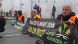 Klima-Kleber blockieren Straßen im Morgenverkehr
