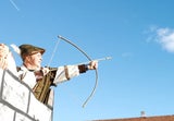 Andreas Babler mit Pfeil und Bogen als Robin Hood.
