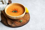 Rote Linsensuppe mit Chili und Koriander.