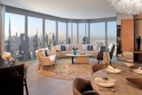 Die minimalisitische Farbpalette der modernen Zimmer harmoniert mit ausgewählten Kunstwerken. Die raumhohen Fenster setzen die Skyline Dubais perfekt in Szene.   