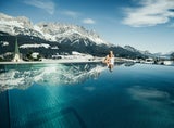 Vom Infinity Sky Pool genießt man einen Blick auf den Wilden Kaiser. 