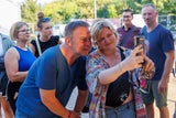 Andreas Babler (SPÖ) mit einer Festivalbesucherin im Rahmen des Frequency 2023
