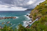 Cinque Terre. Atemberaubende Aussichten vom Bahnfenster genießt man an einer der schönsten Küsten Italiens.&nbsp;