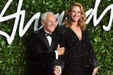 Giorgio Armani mit Langzeit-Muse Julia Roberts bei den Fashion Awards 2019 