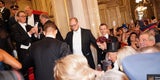 Lugner hat Priscilla fest im Griff