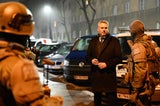 Kanzler Nehammer mit Cobra-Polizisten