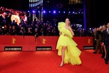 Toni Garrn strahlt mit ihrem leuchtenden Kleid um die Wette.