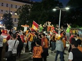 Türkische Fans stürmen Reumannplatz