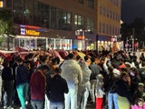 Türkische Fans stürmen Reumannplatz