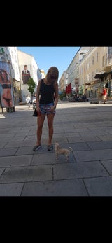 Tochter Aniko mit der braven Hündin in der Stadt. 