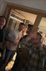 Feller feiert irre Nackt-Party