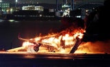 Flugzeuge krachen bei Landung in Tokio zusammen