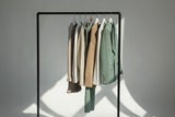 Viel Kleidung, wenig Platz? Tipps für mehr Stauraum im Kleiderschrank