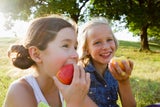  Mindestens zwei Stunden am Tag sollten sich Kinder bei Tageslicht im Freien aufhalten. 