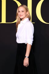 Eingefrorene Mimik und keine Bewegung im Gesicht: Jennifer Lawrences Auftritt bei der Dior-Show in Paris lässt Fans rätseln. 