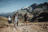 gesund&amp;fit-Chefredakteurin Nina Fischer mit einem Team vom Sportswearlabel Columbia am Weg zum Pass Col du Bonhomme. Dieser bietet ein traumhaftes Panorama auf das Contamines-Montjoie Nature Reserve – gelegen am Fuße des Mont Blanc.&nbsp; &nbsp;&nbsp;