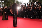 Halbnackt! Naomi Campbell wird in Cannes zum Hingucker