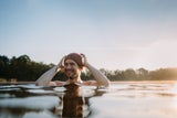 Eine Mütze auf dem Kopf macht den Kälteschock beim Baden etwas erträglicher.  