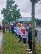 Klima-Aktivisten ketten sich mit Metallrohren aneinander fest
