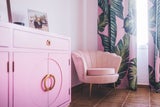 Sein Lieblingsraum, das Schlafzimmer, strahlt in den schönsten Rosa- und Pinktönen.   
