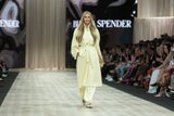 Beim Melbourne Fashion Festival lief Elle Macpherson wieder über den Laufsteg.