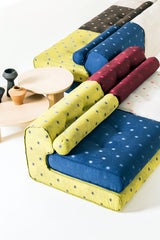 Liu Jo Living zeigte eine vielseitige Kombination, die eine vollständige Anpassung der Sitzanordnung an Bedürfnisse und verfügbaren Platz ermöglicht. Das Glam Sofa kann im Nu in ein Liege-Sofa verwandelt werden.