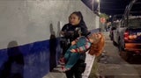 Hier wird Chucky die Mörderpuppe von der Polizei verhaftet
