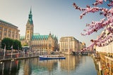 Das prachtvolle Rathaus liegt an der Kleinen Alster. 