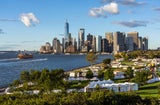 Von Governors Island hat man den perfekten Blick auf Manhattan 