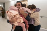 Yoni Asher schließt seine vierjährige Tochter Raz in die Arme