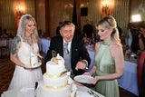 Lugner & Simone vor der Hochzeitstorte