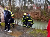 Oma fällt bei Entenfüttern ins Wasser