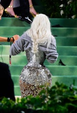 Beim Treppensteigen brauchte Kim Kardashian Unterstützung 