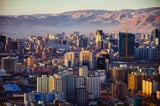City vor majestätischer Bergkulisse in der Mongolei.