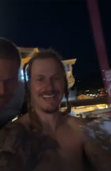 Feller feiert irre Nackt-Party