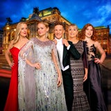 Durch die Live-Sendung führen Mirjam Weichselbraun, Teresa Vogl, Marion Benda und Andi Knoll. Silvia Schneider verstärkt zusätzlich das Team.