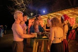 Klima-Kleber im Bikini am Christkindlmarkt