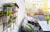 Von der großzügigen Sitzecke blickt man entweder in den Garten der Großeltern, auf die Grill-Ecke oder auf den schwenkbaren Flatscreen in der Küche.