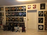 Goldene Schallplatten für 60 Millionen verkaufte Alben. 