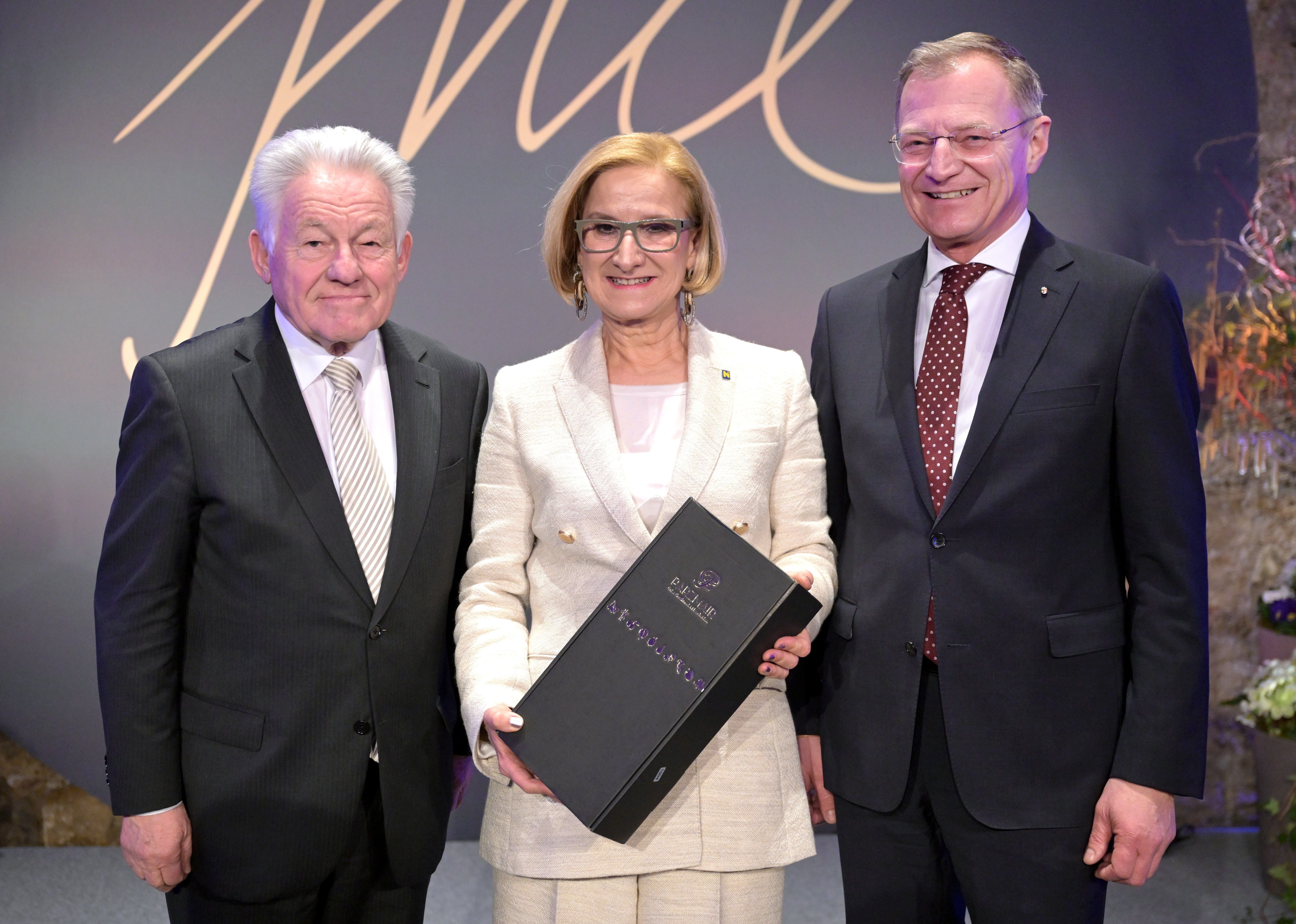 Mikl-Leitner mit den oberösterreichischen Alt-LH Josef Pühringer und LH Thomas Stelzer.
