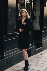 Zoë Straub singt wieder auf Französisch – und verzaubert auch im Fotoshooting von Peter Müller in den Straßen der Stadt der Liebe.  